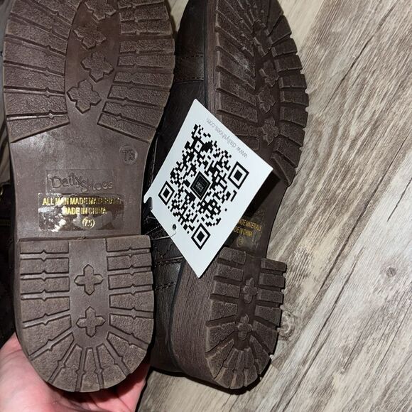 Daily Shoes - Picture 3 of 3